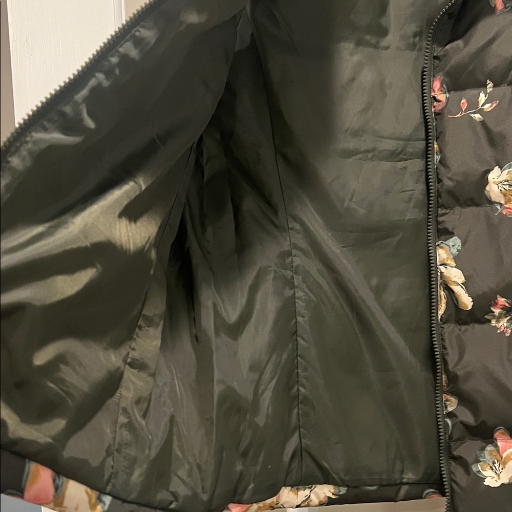 Lands' End Black Floral Puffer Vest  Max 600 - Picture 6 of 15